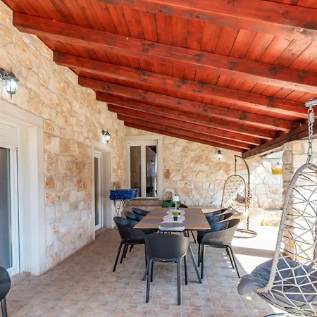Дом отдыха Delore, A Romantic With Pool, Close To The Sea