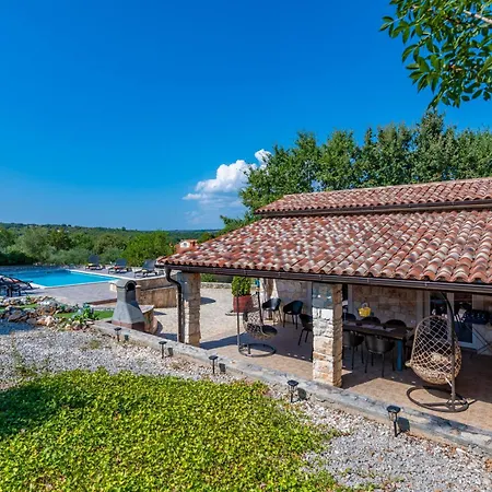 Delore, A Romantic With Pool, Close To The Sea *