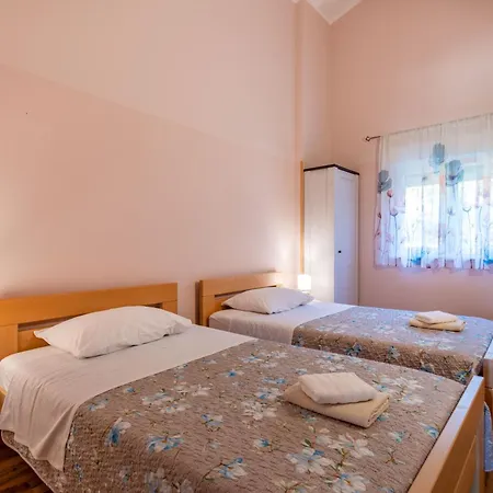 Delore, A Romantic With Pool, Close To The Sea *
